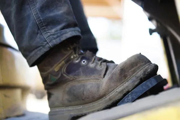 Signs of wear and tear on protective clothing - when should it be replaced?